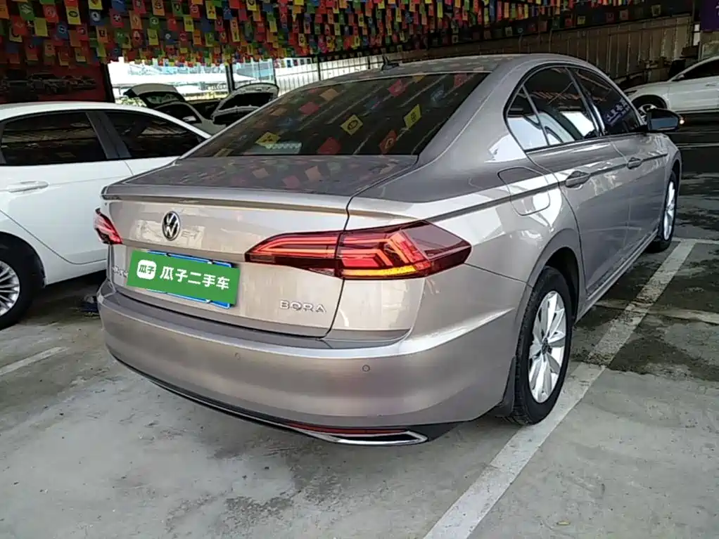 VOLKSWAGEN BORA