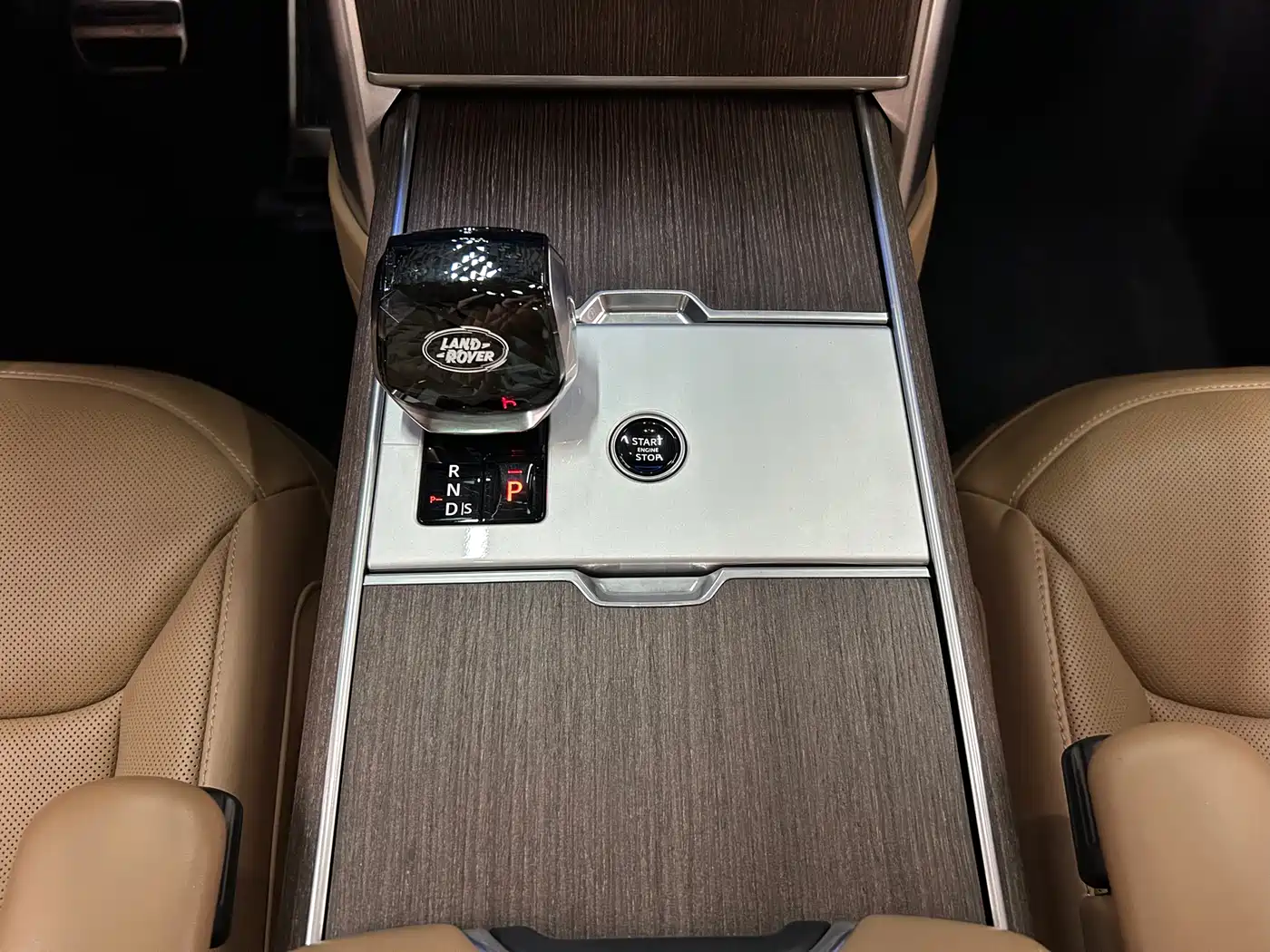 Land Rover Range Rover 2024 3.0 L6 400PS Golden Age Extended 7-Seater фото 27