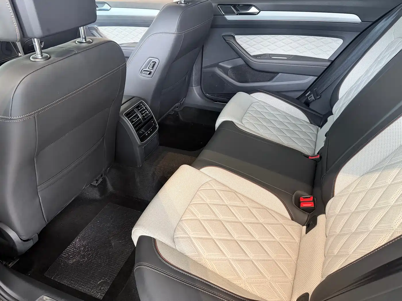 Volkswagen Magotan 2024 2 Million Units Public Sharing Edition 330TSI DSG Luxury фото 9