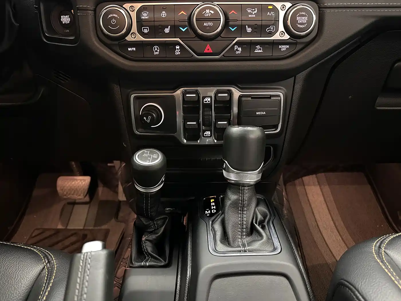 Jeep Wrangler 2023 2024 Model 2.0T Sahara Four-Door Version