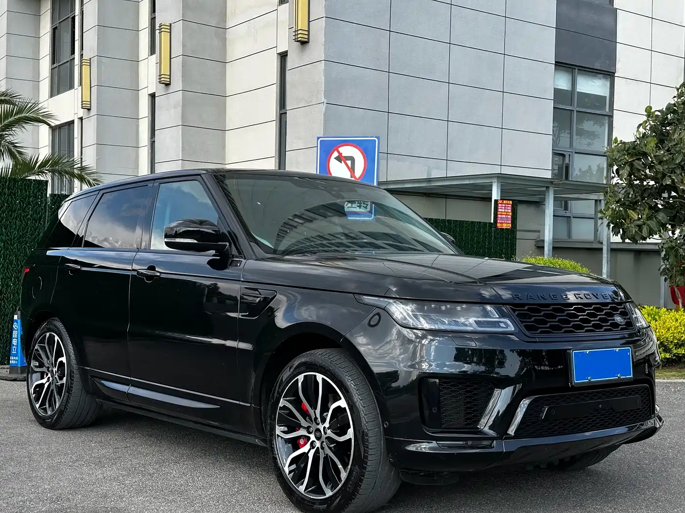 Land Rover Range Rover Sport 2021 3.0 L6 Gloss Black Edition фото 3