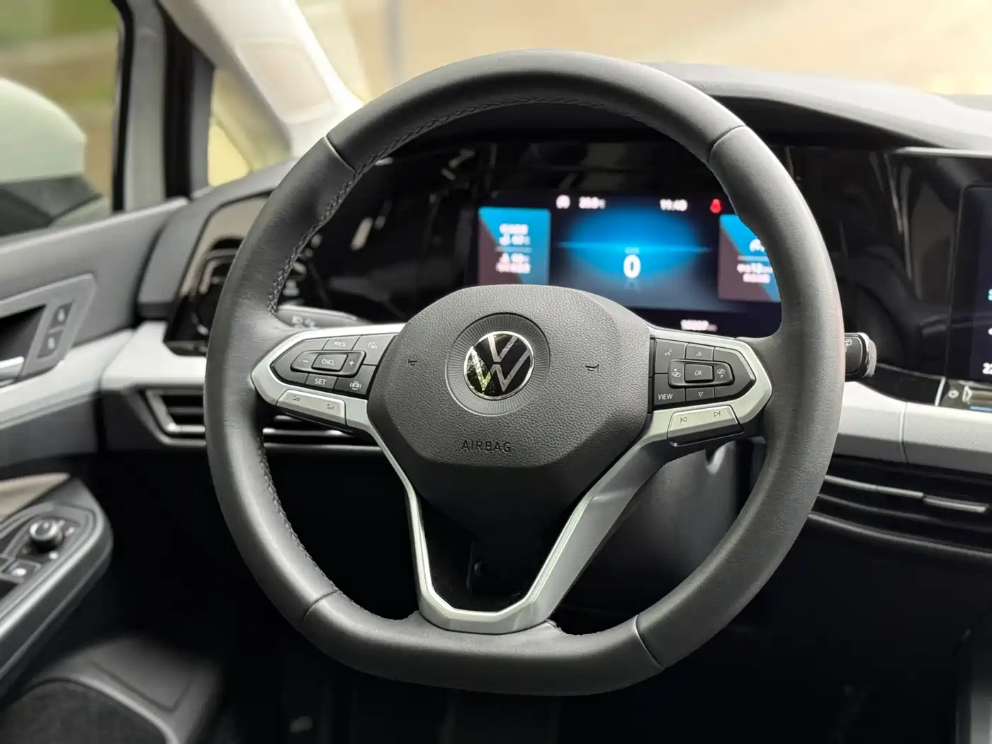 Volkswagen Golf 2024 280TSI DSG Pro 50th Anniversary Edition фото 13