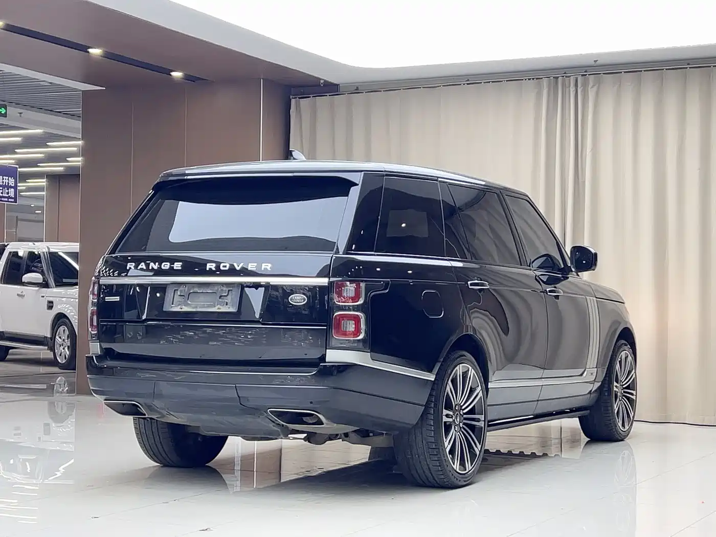 Land Rover Range Rover 2020 3.0 L6 Heritage Extended Edition фото 19