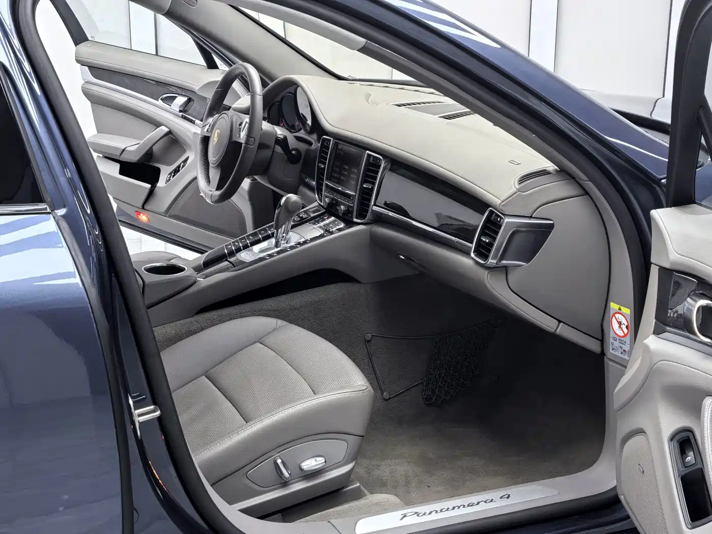 Porsche Panamera 2013 Panamera 4 Platinum Edition 3.6L фото 4
