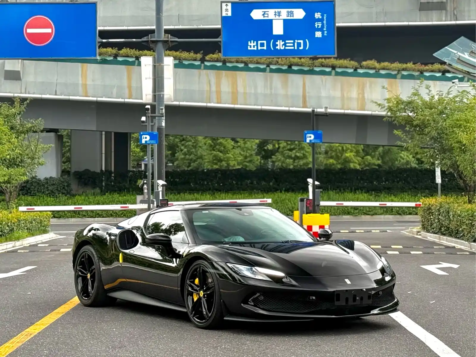 Фото 2 - Ferrari 296
