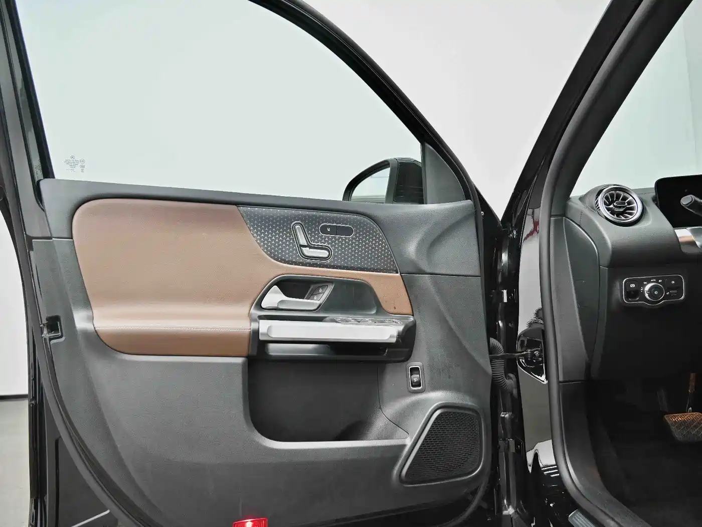 Mercedes-Benz GLB 2024 Facelift GLB 220 Style фото 34