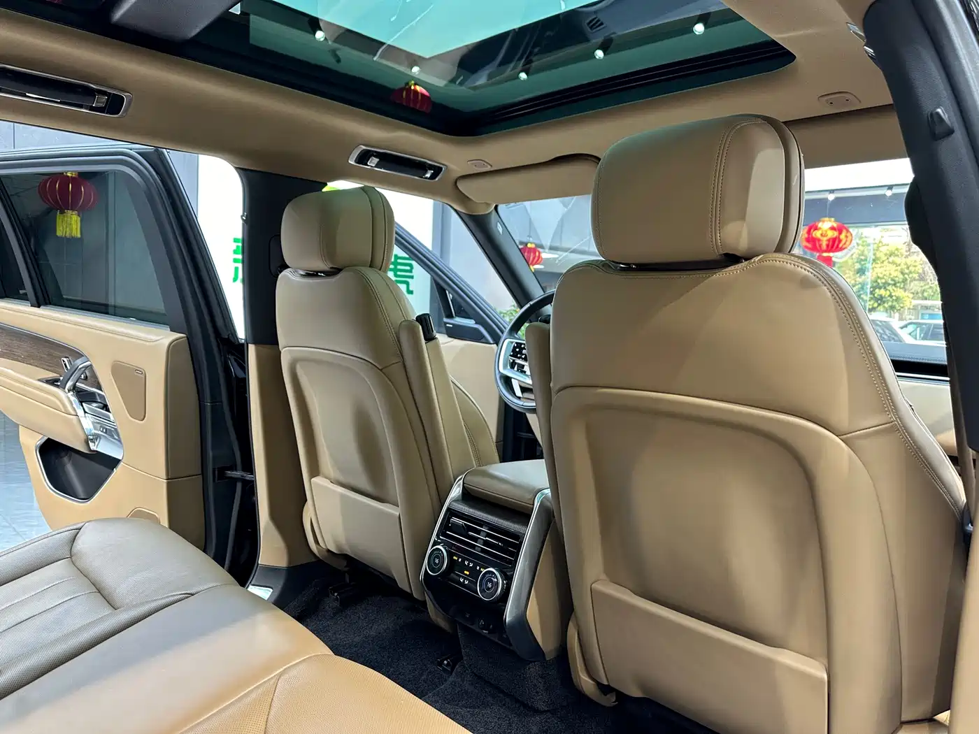 Land Rover Range Rover 2024 3.0 L6 400PS Golden Age Extended 7-Seater фото 15