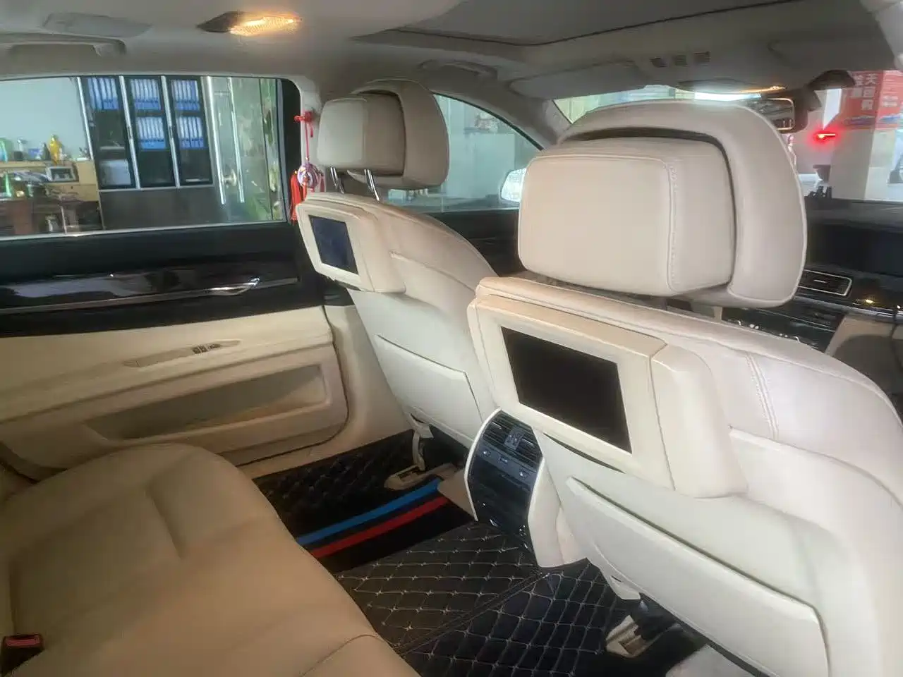 BMW 7 Series 2009 740Li Luxury фото 7