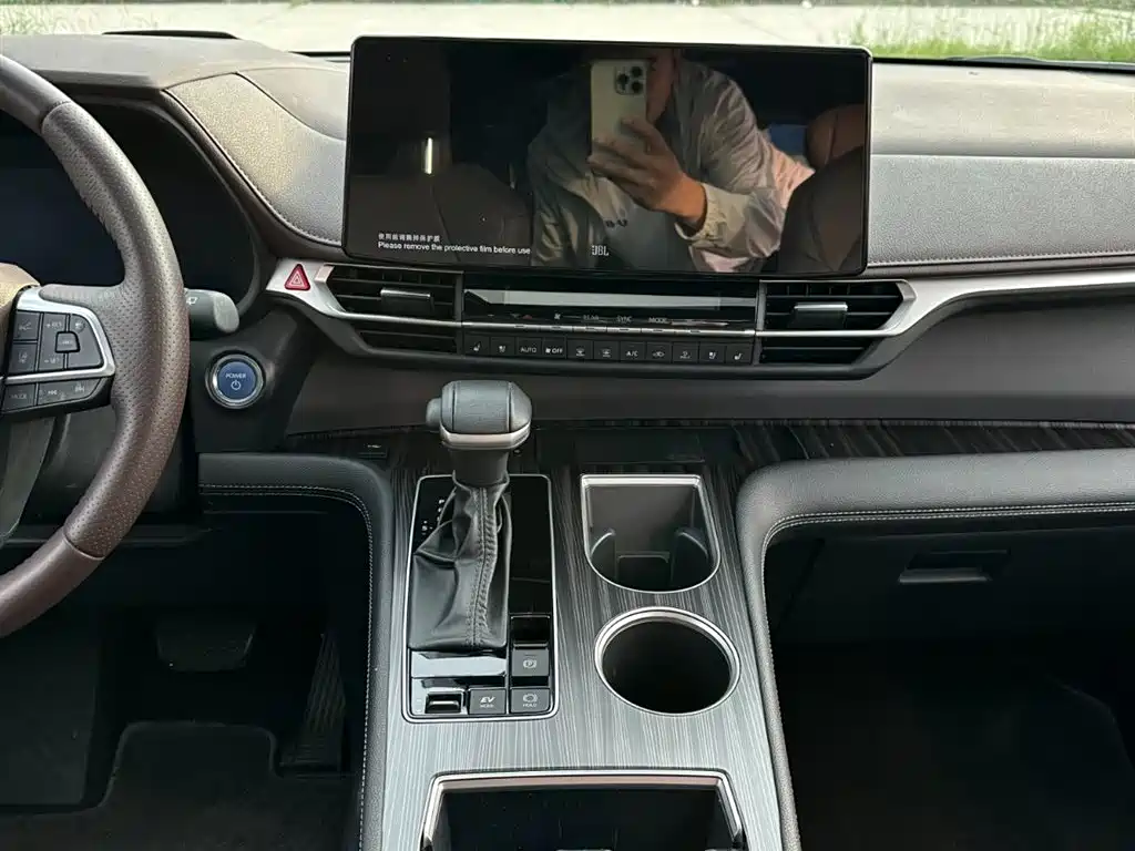 Toyota Sienna 2023 2.5L Hybrid Platinum Edition фото 24