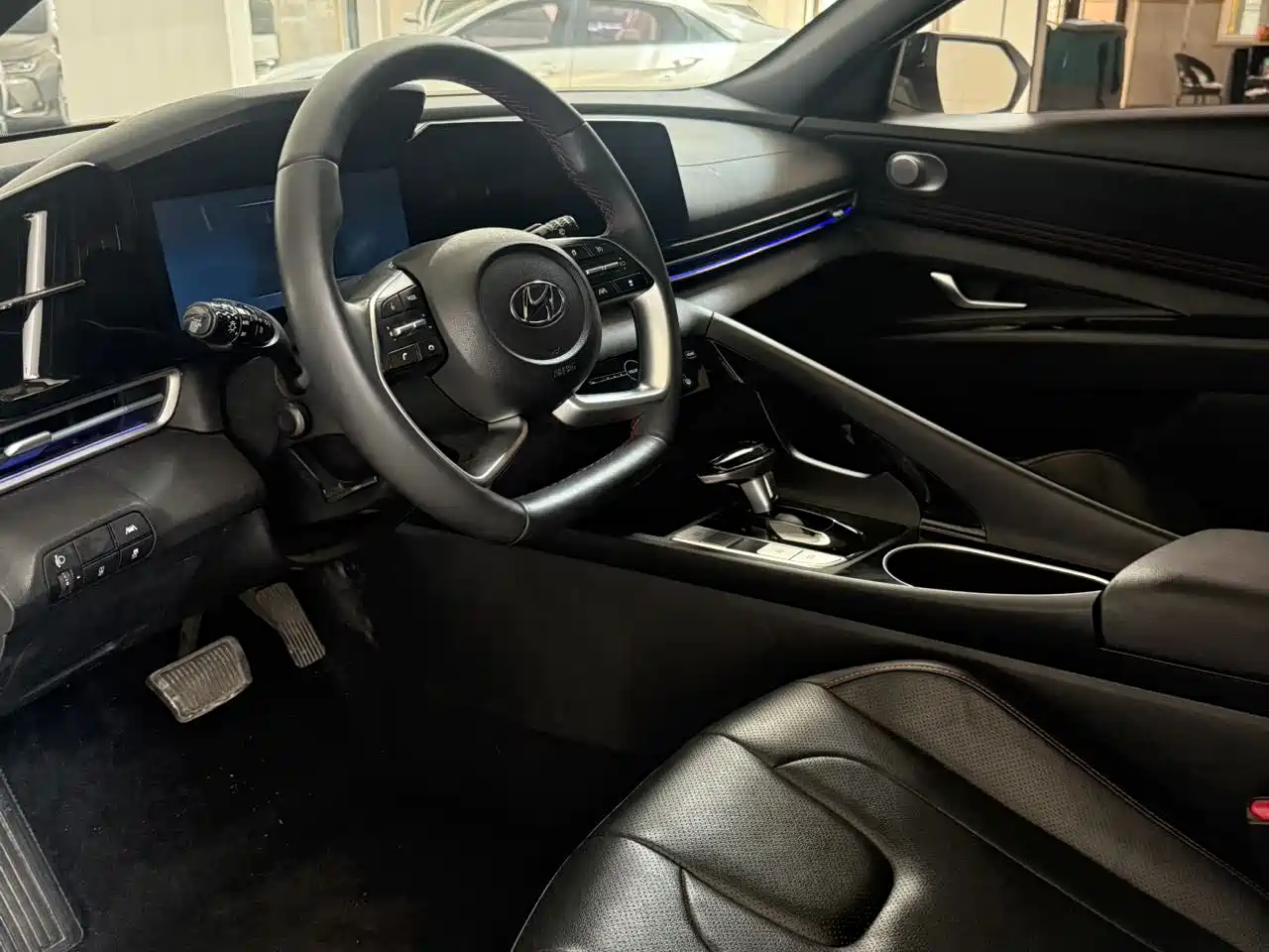 Hyundai Elantra 2023 Model 1.5L CVT LUX Premium Edition фото 7