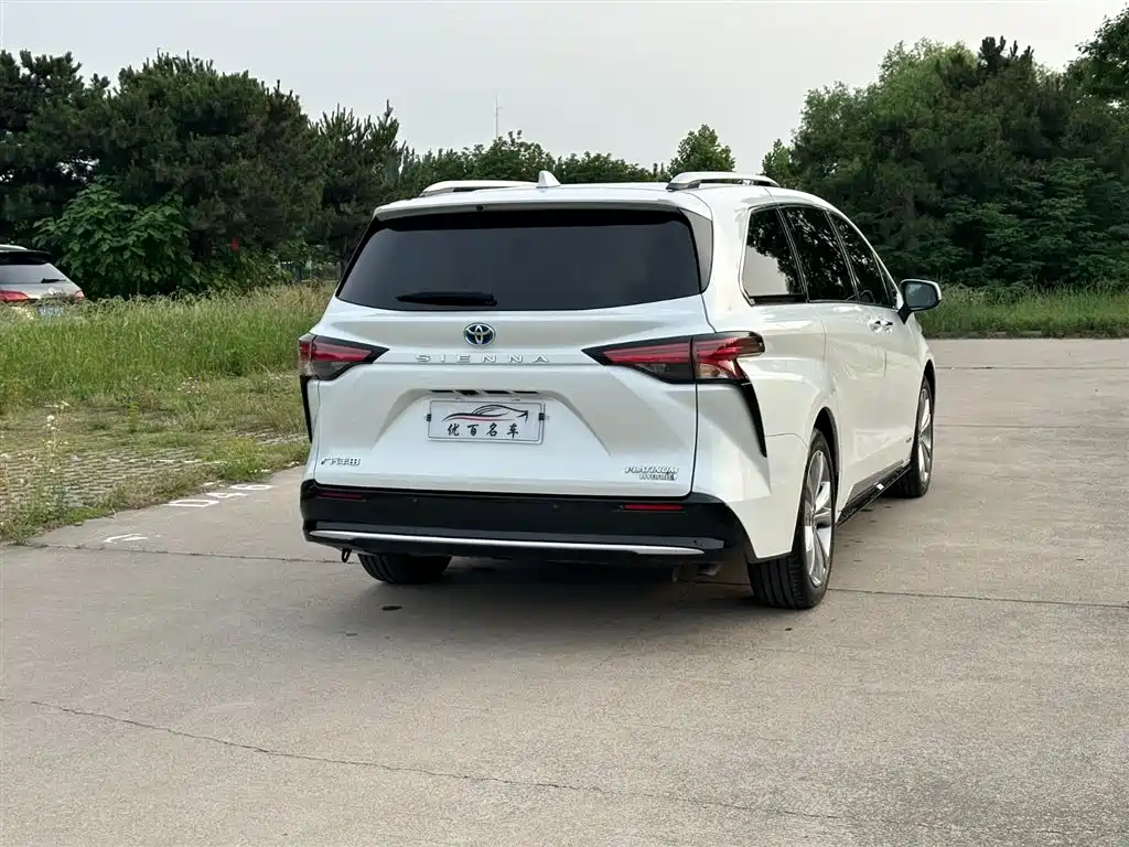 Toyota Sienna 2023 2.5L Hybrid Platinum Edition фото 6