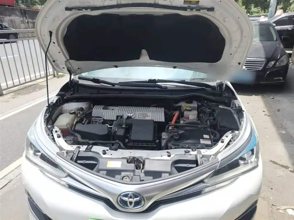 Toyota Corolla 2016 Hybrid 1.8L E-CVT Leading Edition фото 20