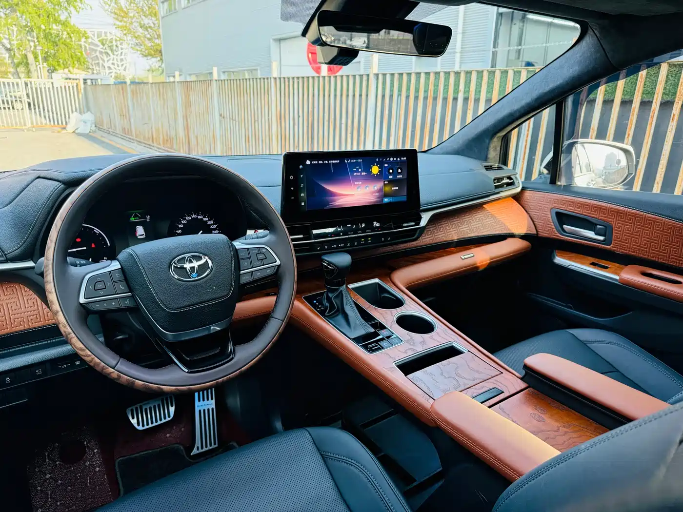 Toyota Sienna 2024 2.5L Hybrid 4WD Premium Edition фото 34