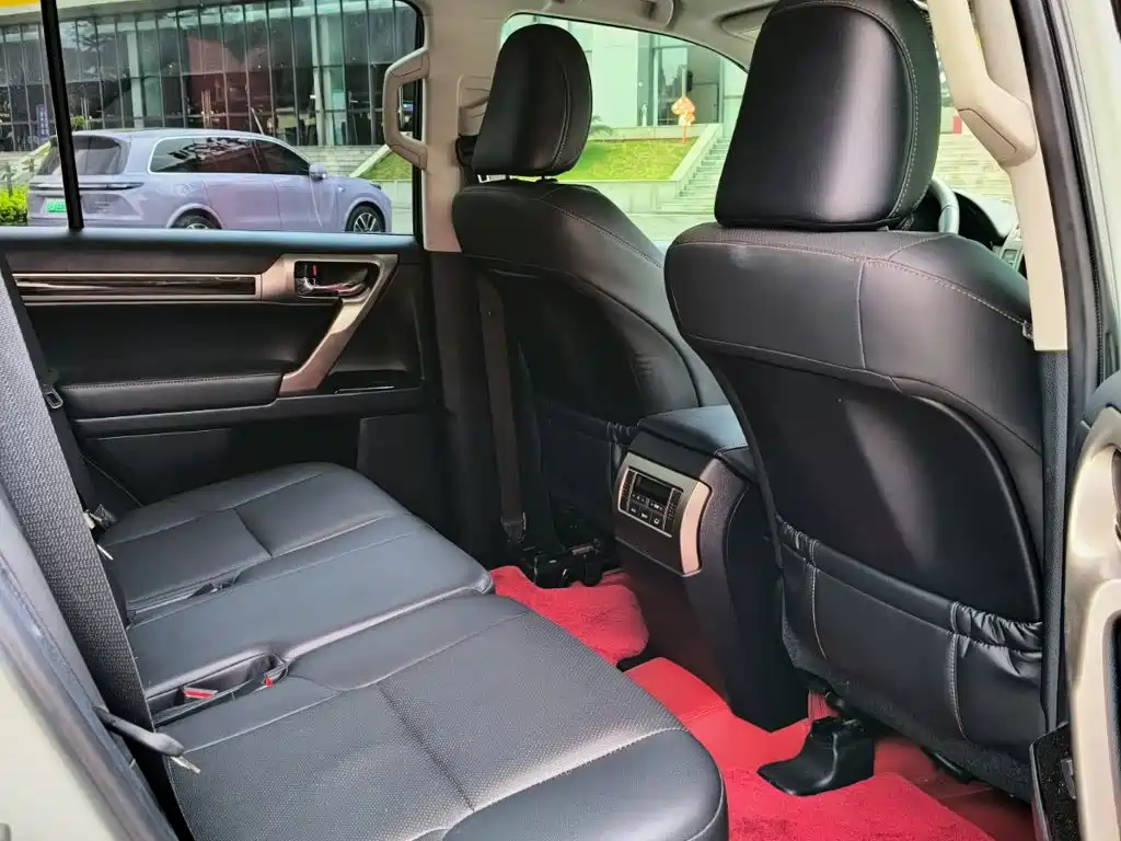 Photo 10 - Lexus GX