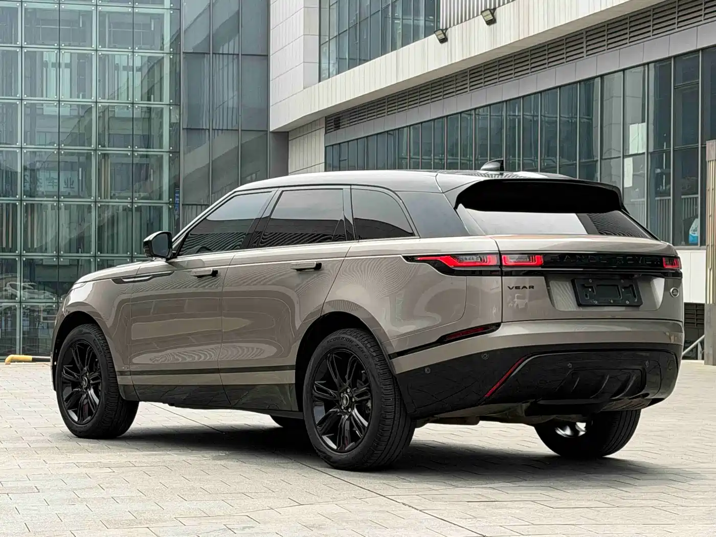 Land Rover Range Rover Velar 2021 P250 Gloss Black Collector's Edition фото 11