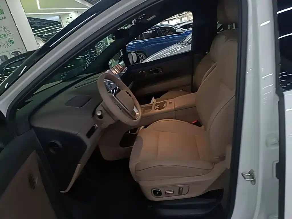 Li Auto i6 2026 2025 2WD Base Model