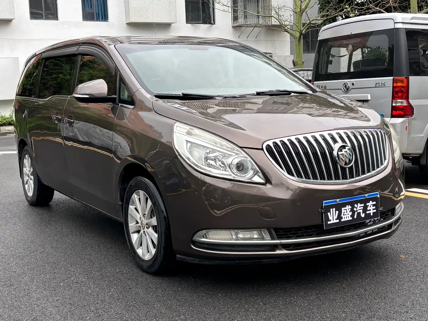Buick GL8 2011 2.4L CT Luxury Business Comfort Edition фото 3