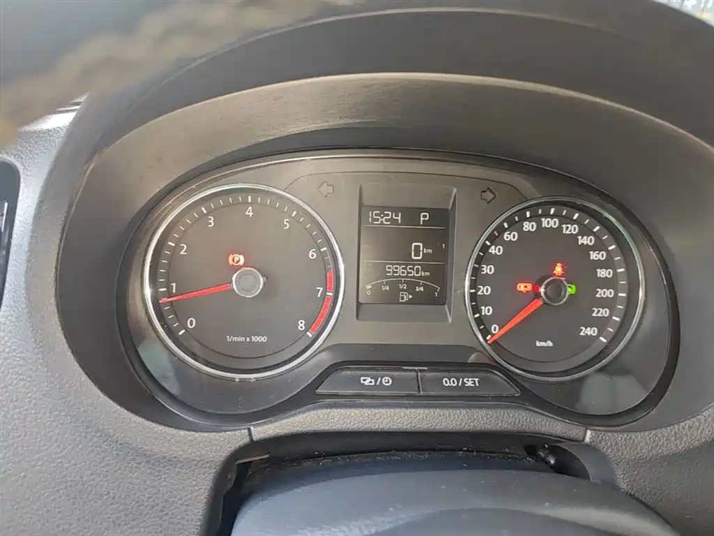 Volkswagen Polo 2014 1.6L Automatic Luxury Edition фото 12