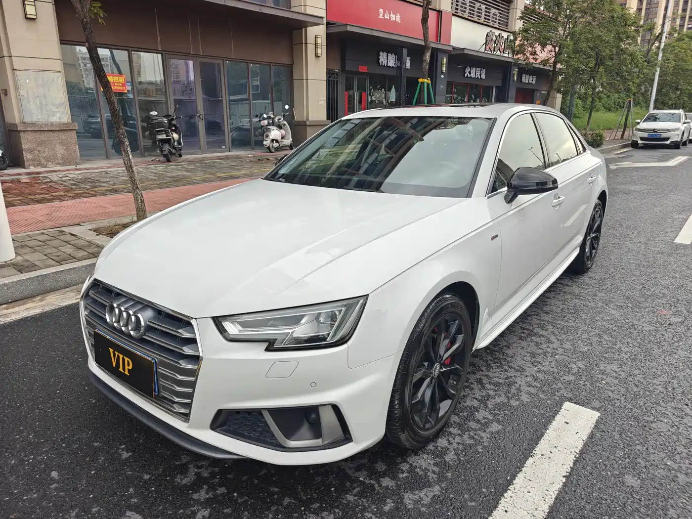 Photo 1 - Audi A4L