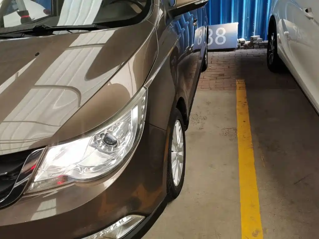 Baojun 730 2015 2014 1.5L Manual Luxury Navigation ESP Edition 7-Seater
