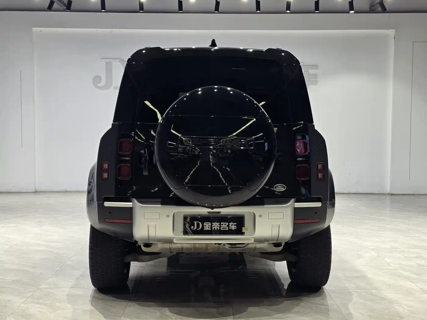 Photo 8 - Land Rover Defender