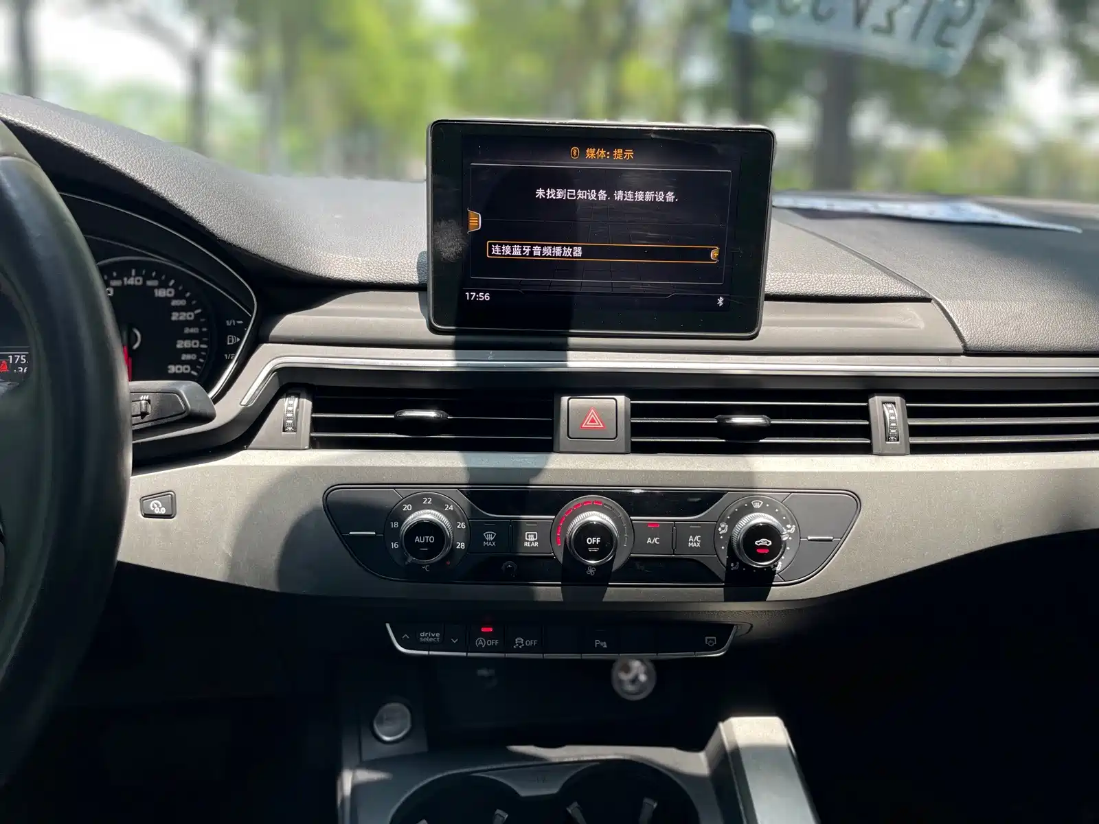 Фото 13 - Audi A4L