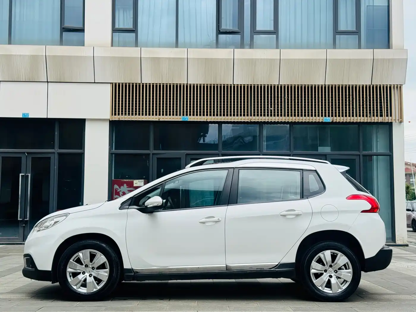 Peugeot 2008 2014 1.6L Automatic Fashion Edition фото 4