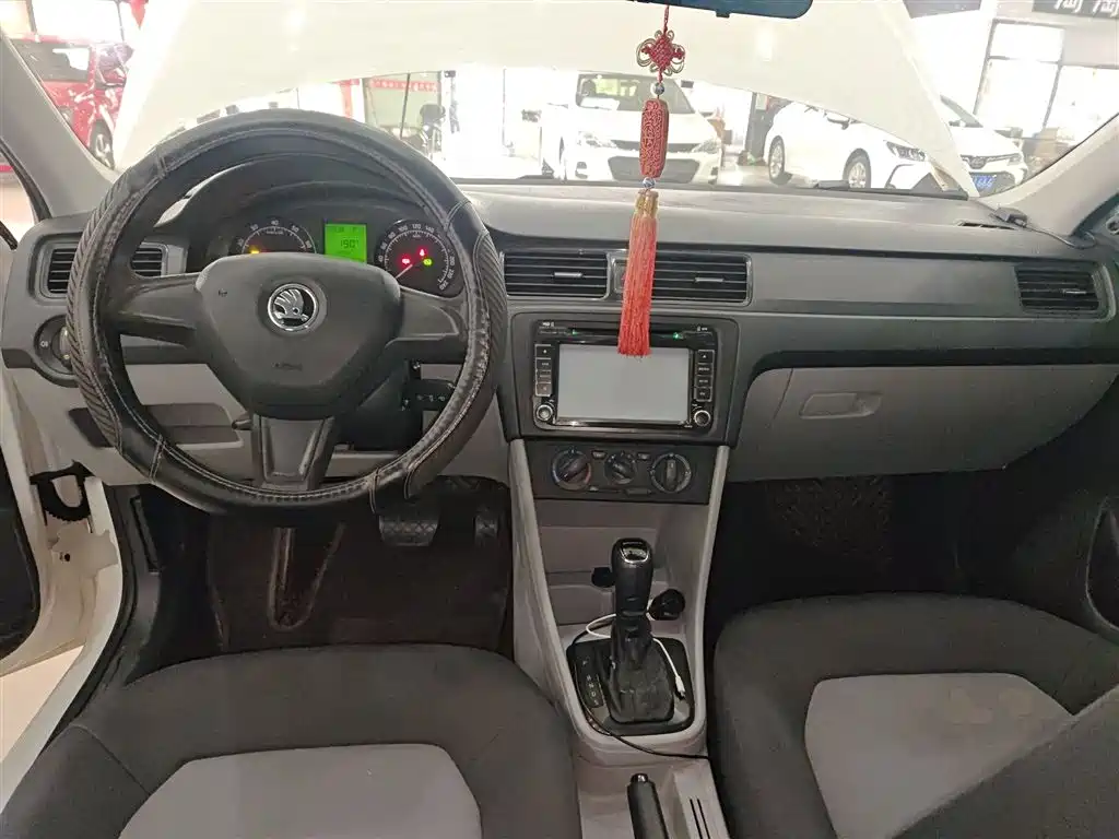 Škoda Rapid 2015 1.6L Automatic Joy Selection фото 10