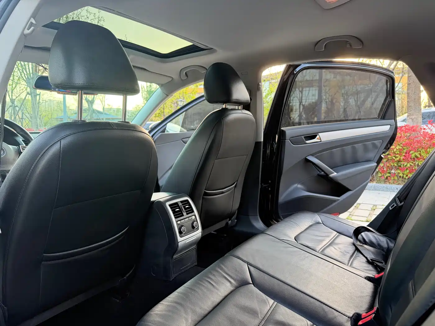Volkswagen Passat 2014 1.8TSI DSG Luxury Edition фото 10