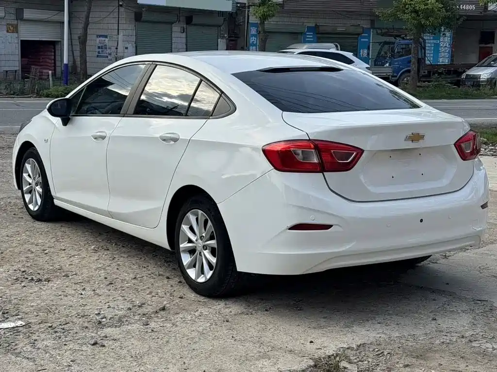 Фото 9 - Chevrolet Cruze
