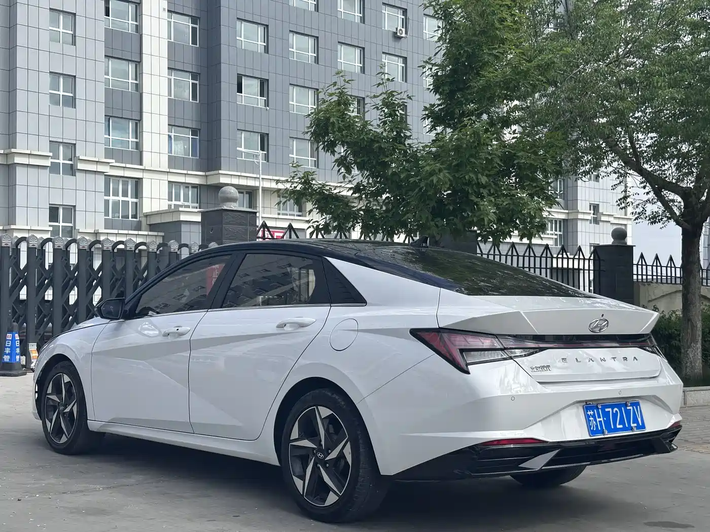 Hyundai Elantra 2021 1.5L CVT LUX Premium Edition фото 5