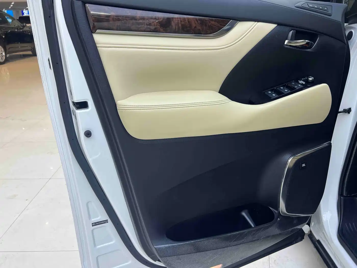 Toyota Alphard 2021 Hybrid 2.5L Luxury фото 9