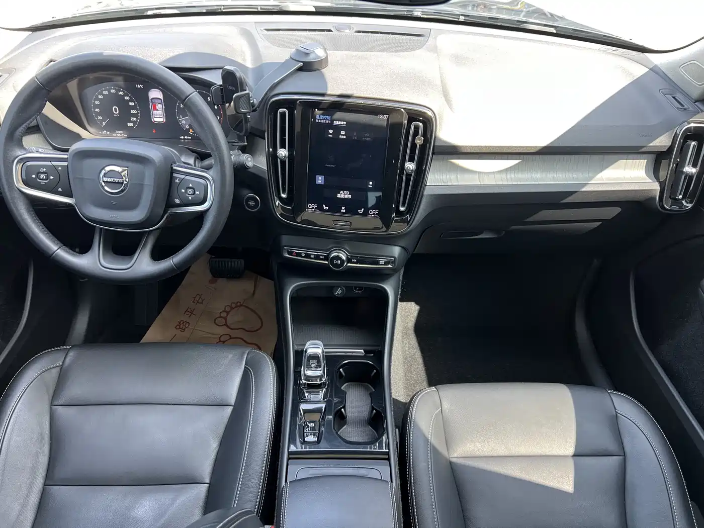 Фото 10 - Volvo XC40
