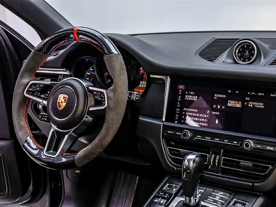 PORSCHE MACAN