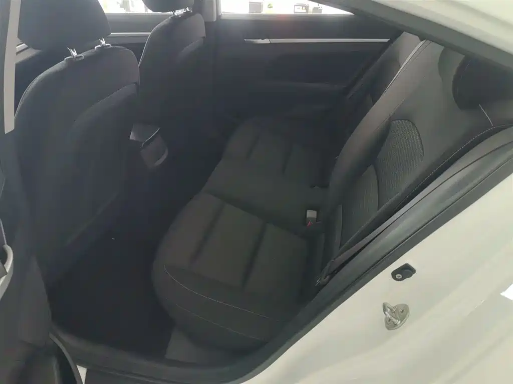Hyundai Elantra 2016 Model 1.6L Automatic Smart Elite фото 17