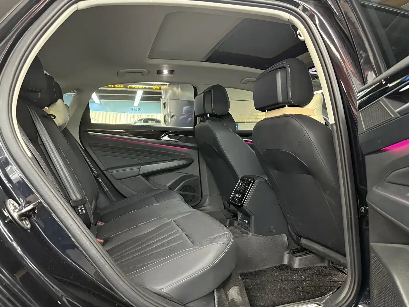 Volkswagen Passat 2025 Outstanding 380TSI Dragon Glory Edition фото 11