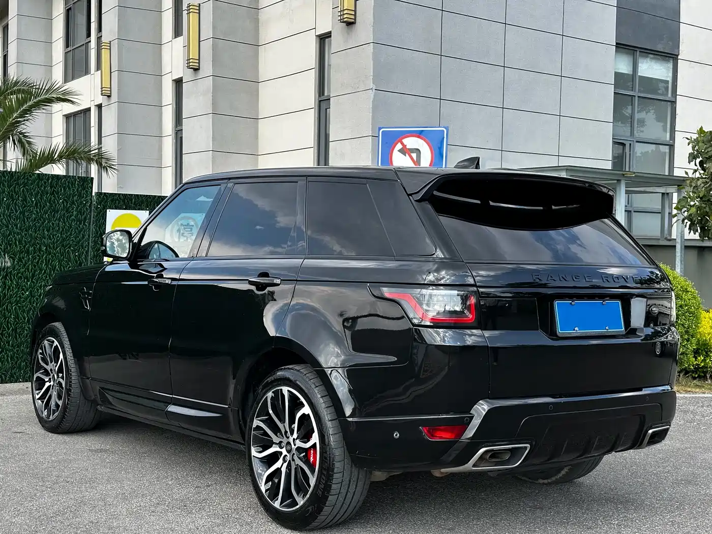 Land Rover Range Rover Sport 2021 3.0 L6 Gloss Black Edition фото 6