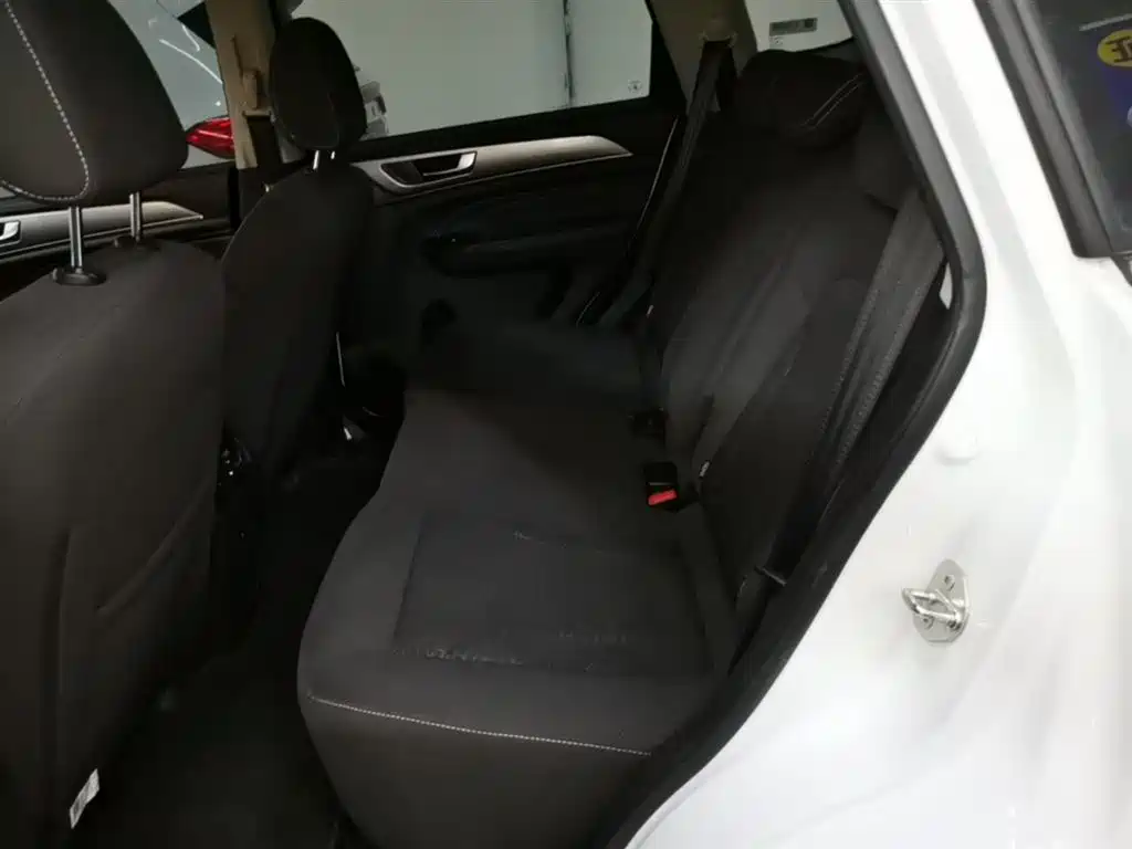 Photo 17 - Haval M6