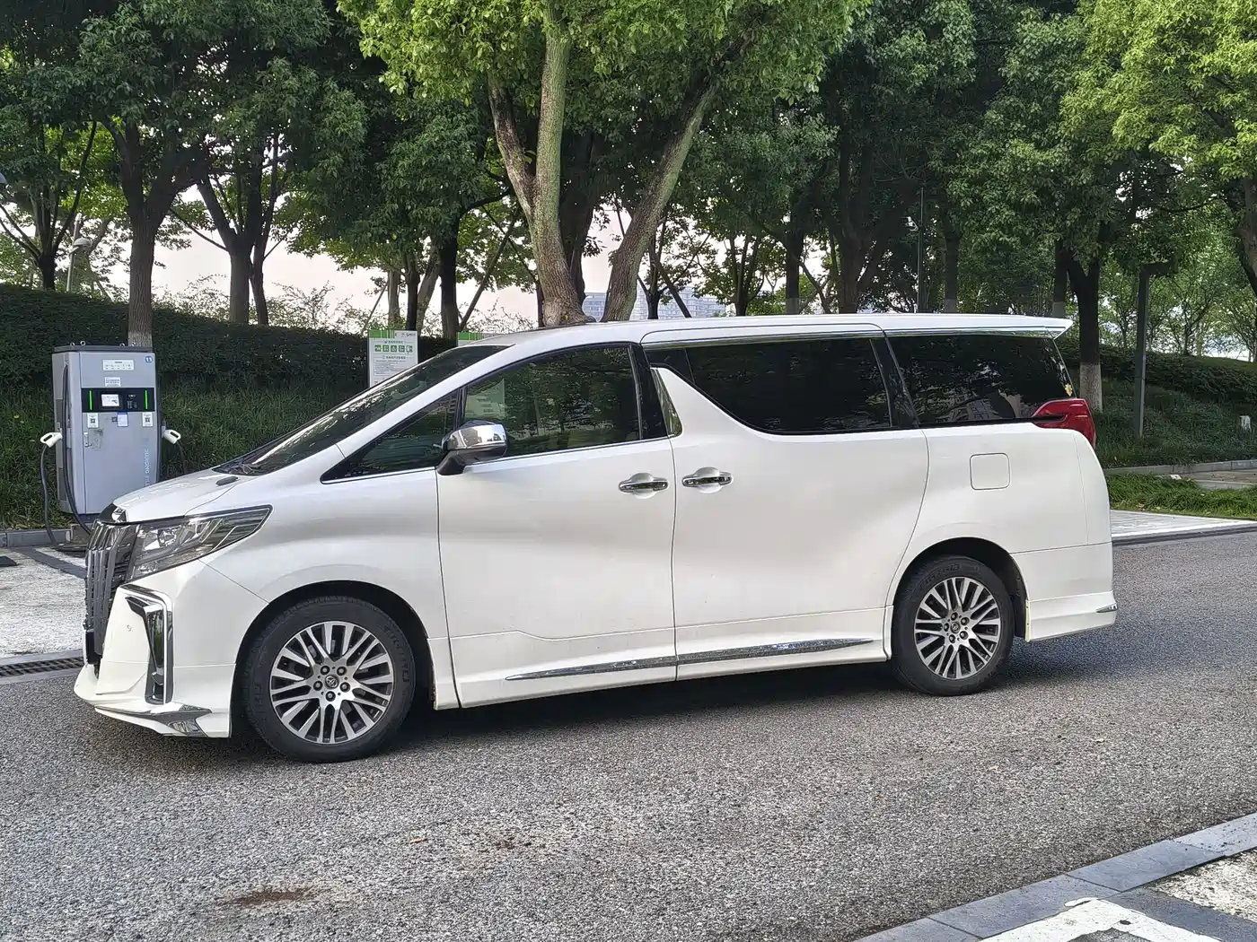 Toyota Alphard 2018 3.5L Premium фото 3