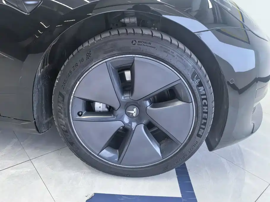 Фото 6 - Tesla Model 3