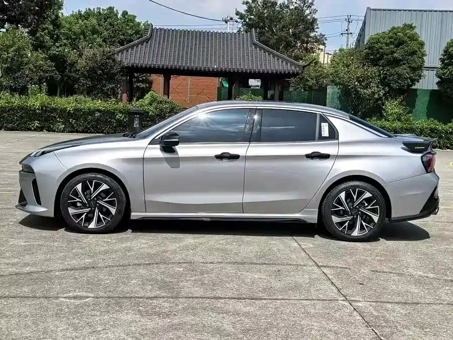 Фото 4 - Lynk & Co 03