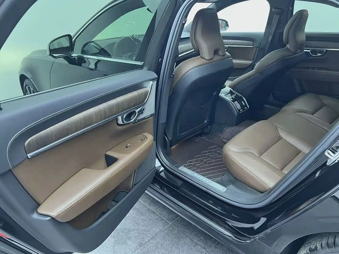 Photo 8 - Volvo S90
