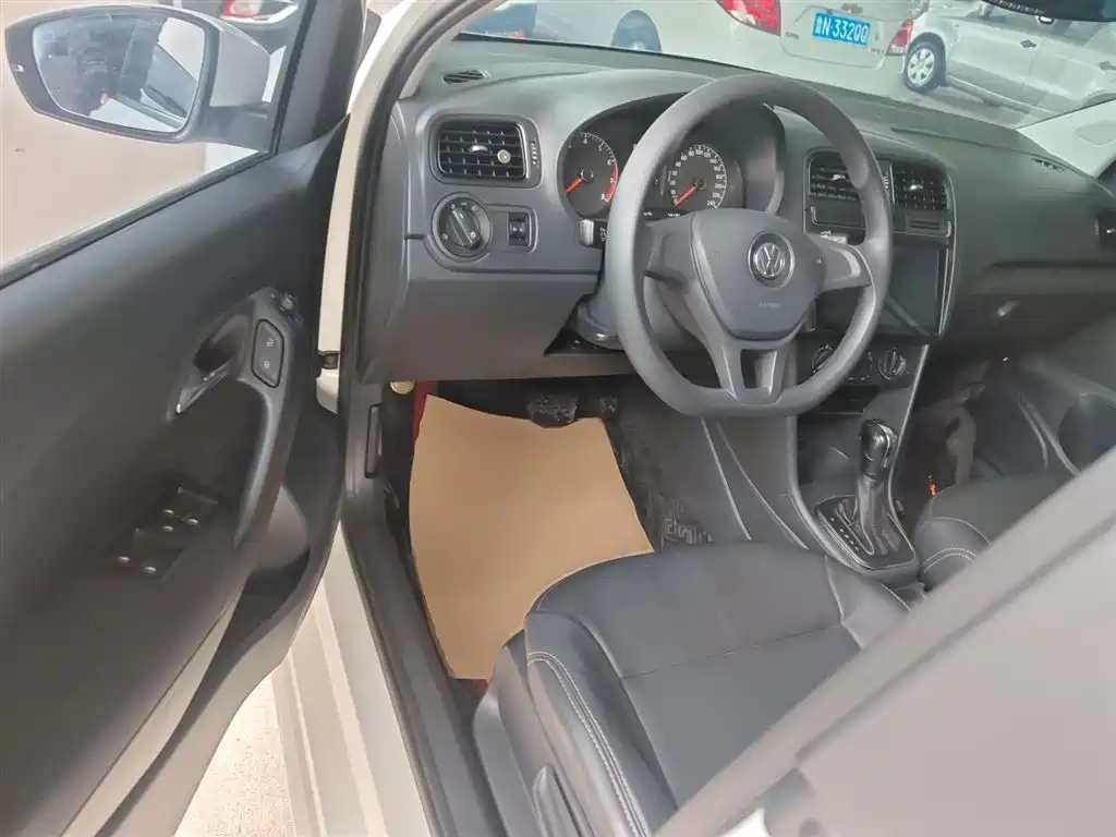 Volkswagen Polo 2016 1.4L Automatic Trend фото 16