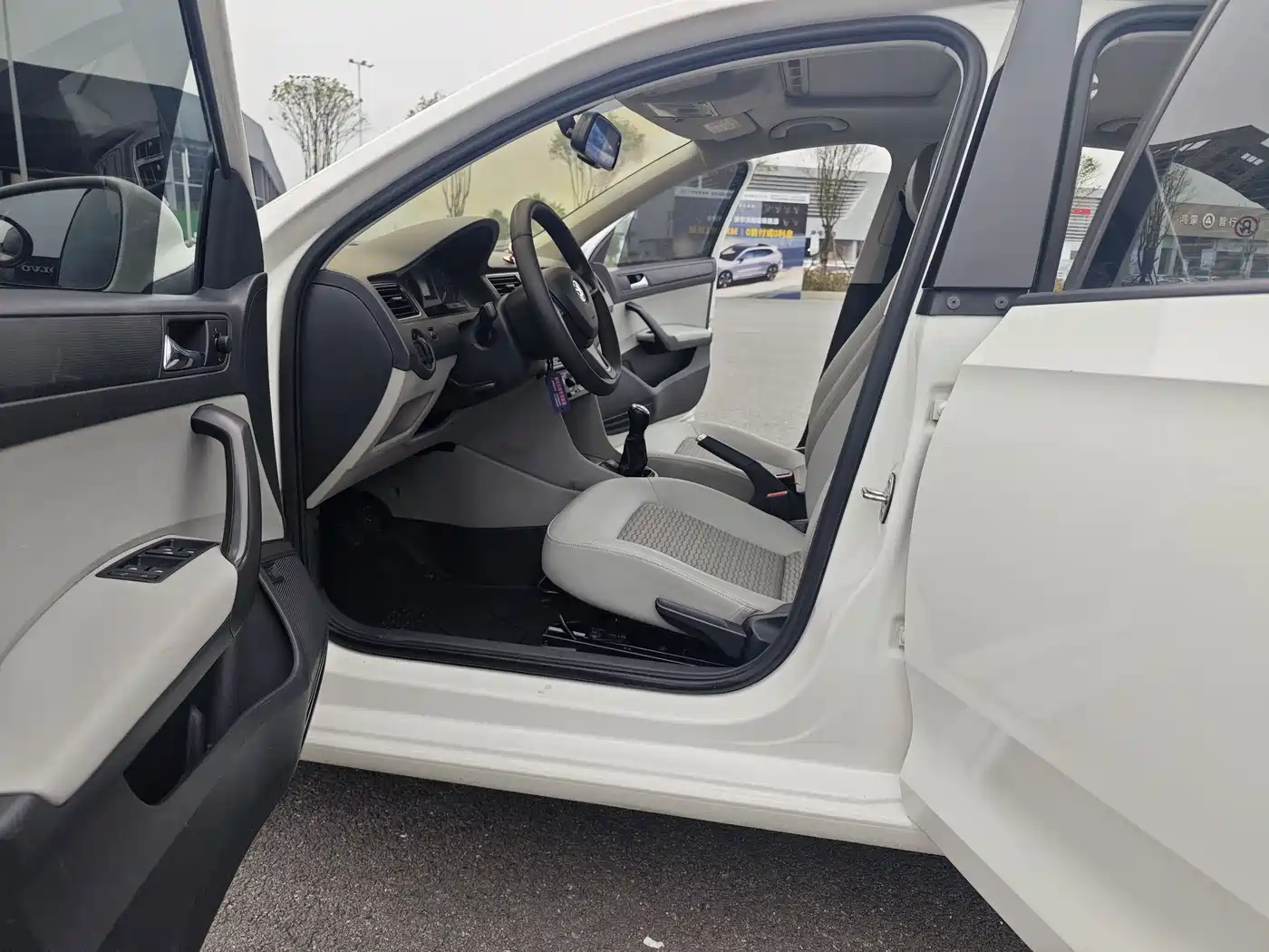 Škoda Rapid 2015 1.6L Manual Smart Selection фото 9