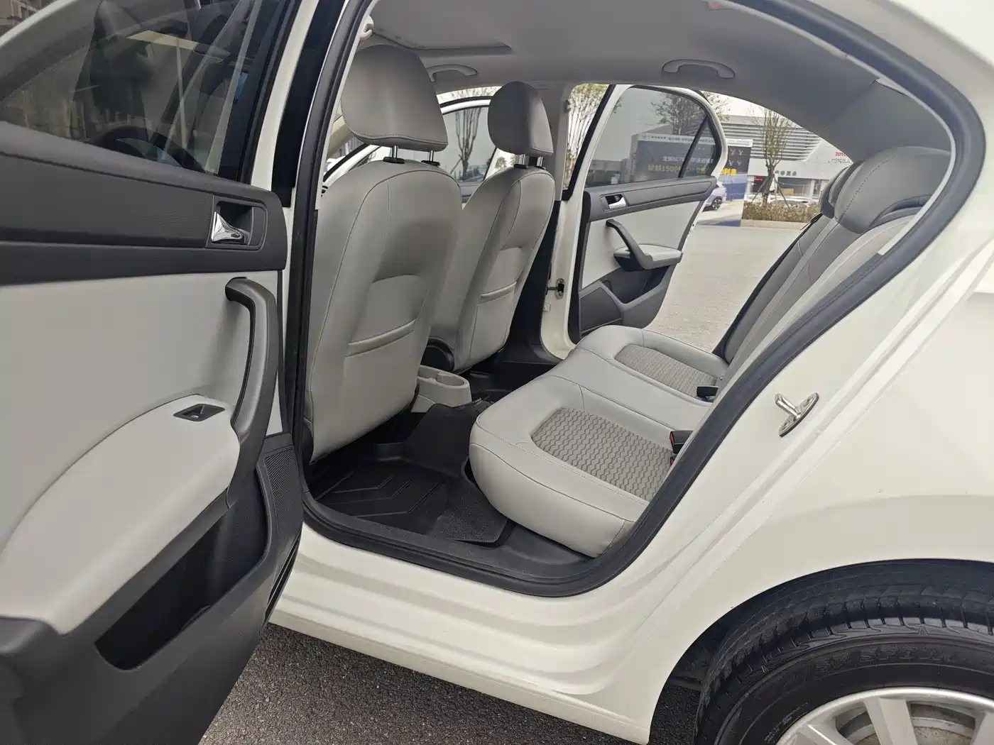 Škoda Rapid 2015 1.6L Manual Smart Selection фото 8