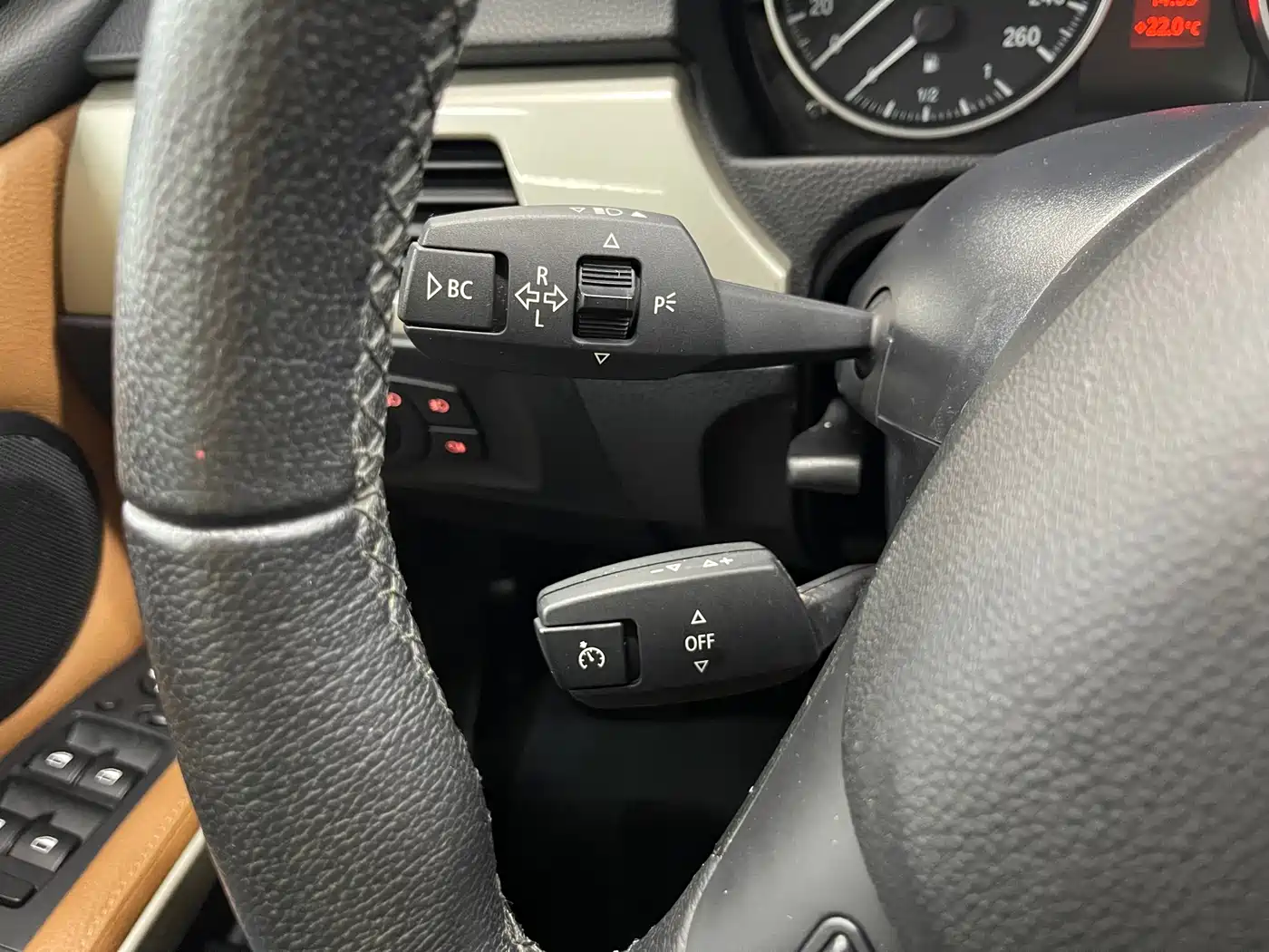 BMW 3 Series 2011 320i Luxury фото 13