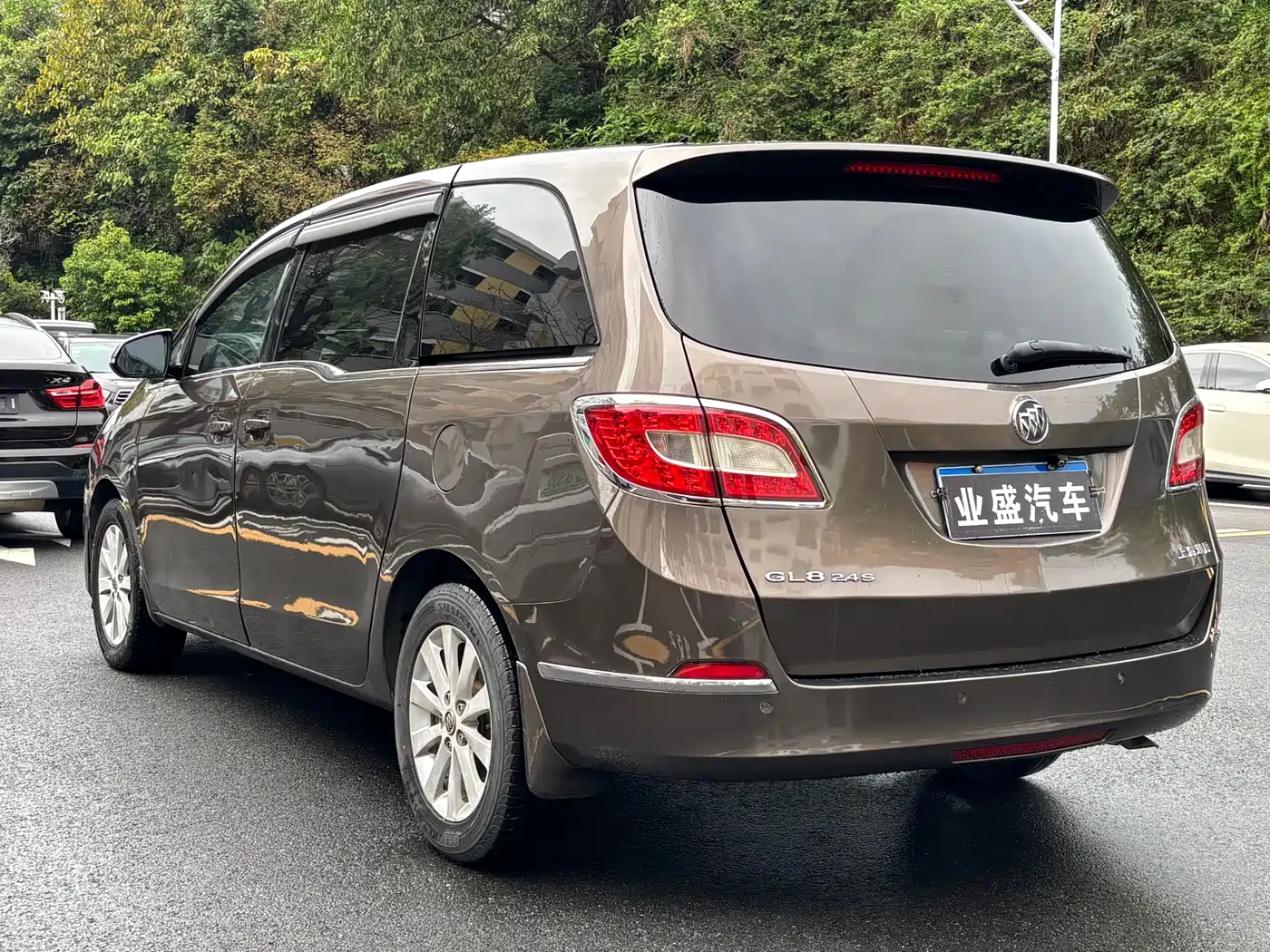 Buick GL8 2011 2.4L CT Luxury Business Comfort Edition фото 6