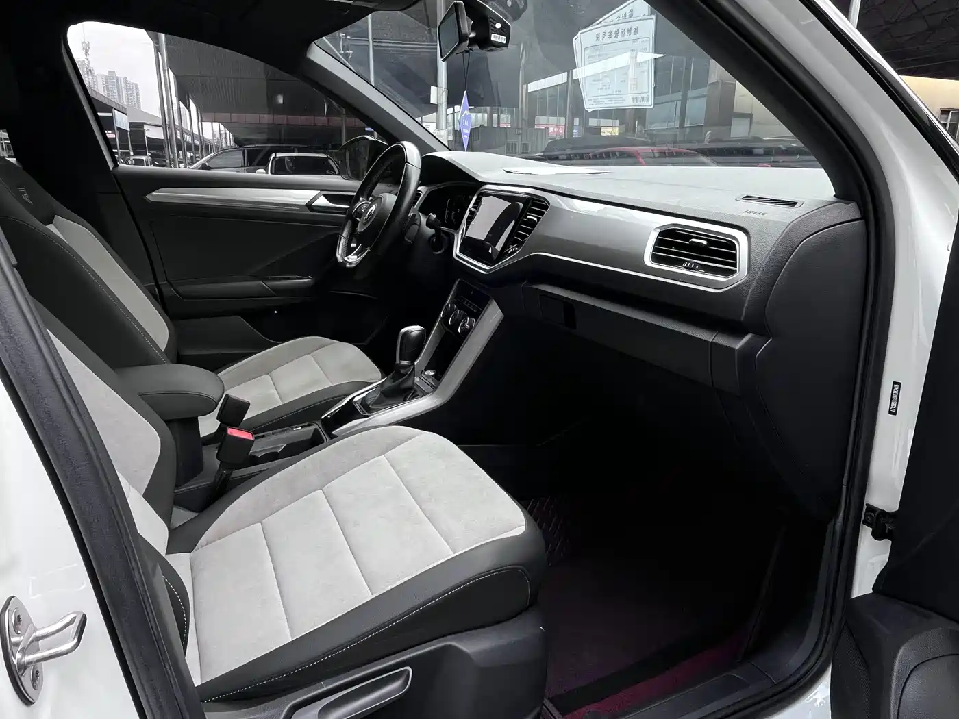 Photo 10 - Volkswagen T-ROC
