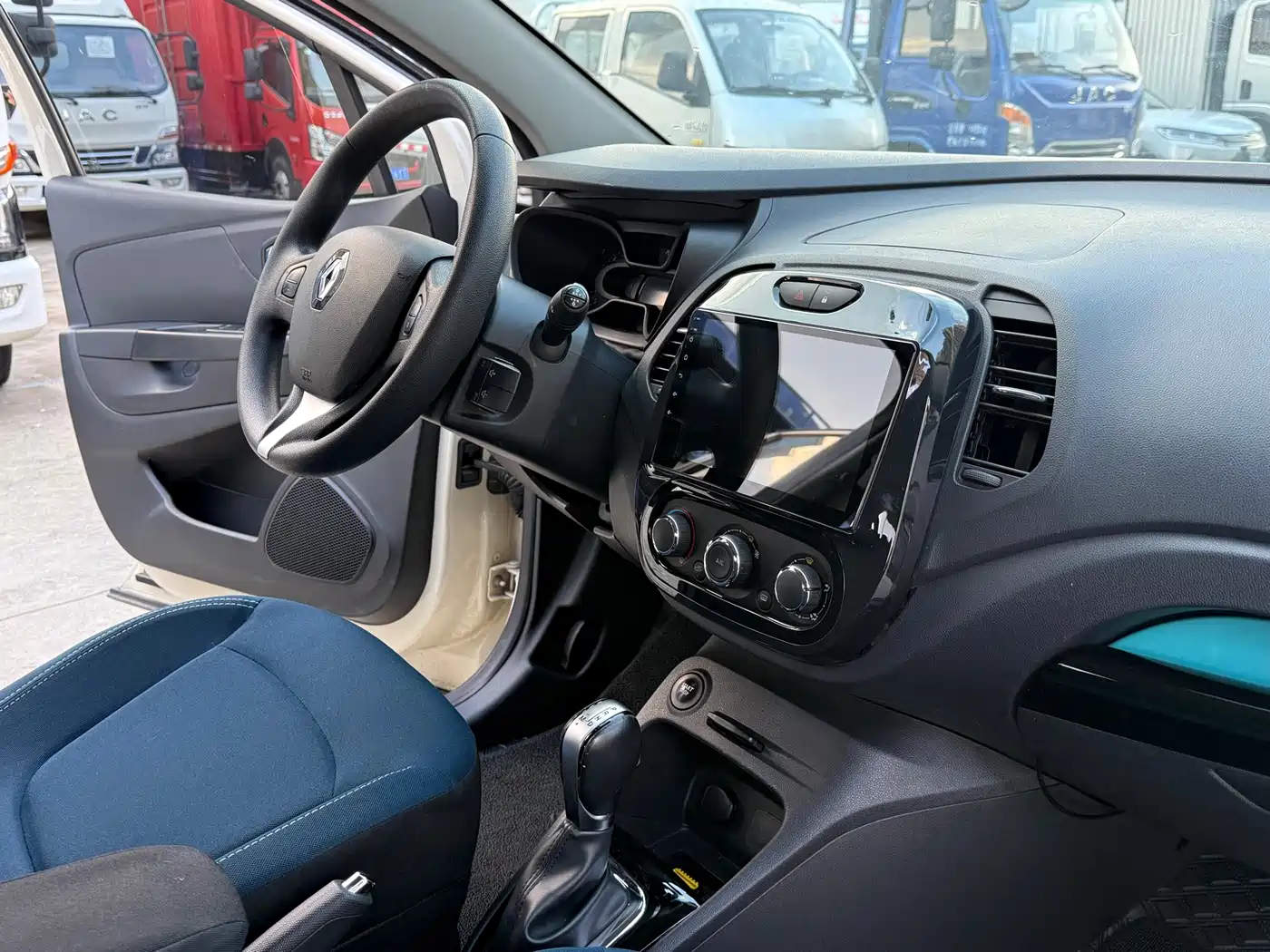 Renault Captur 2019 2015 Model 1.2T Automatic Standard Edition