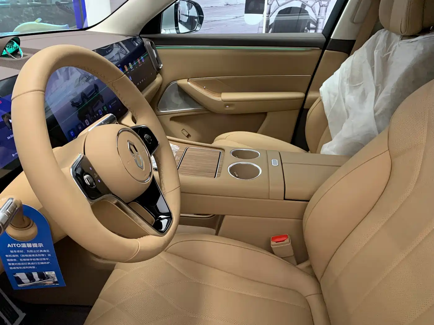 AITO Wenjie AITO M8 2025 Extended Range Ultra 53.4kWh 6-Seater фото 3